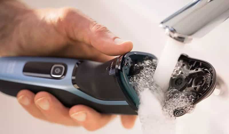 philips norelco 3600 shaver one touch open technology and waterproof cleaning method.